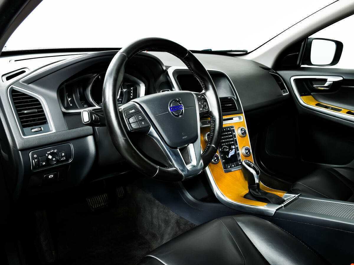 Б/У Вольво ИксЦ60 2016 года. Фото: #10