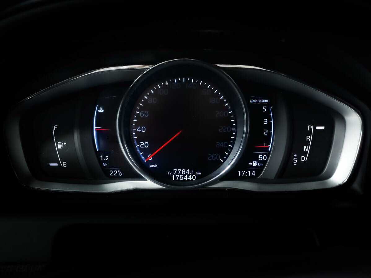 Б/У Вольво ИксЦ60 2014 года. Фото: #9