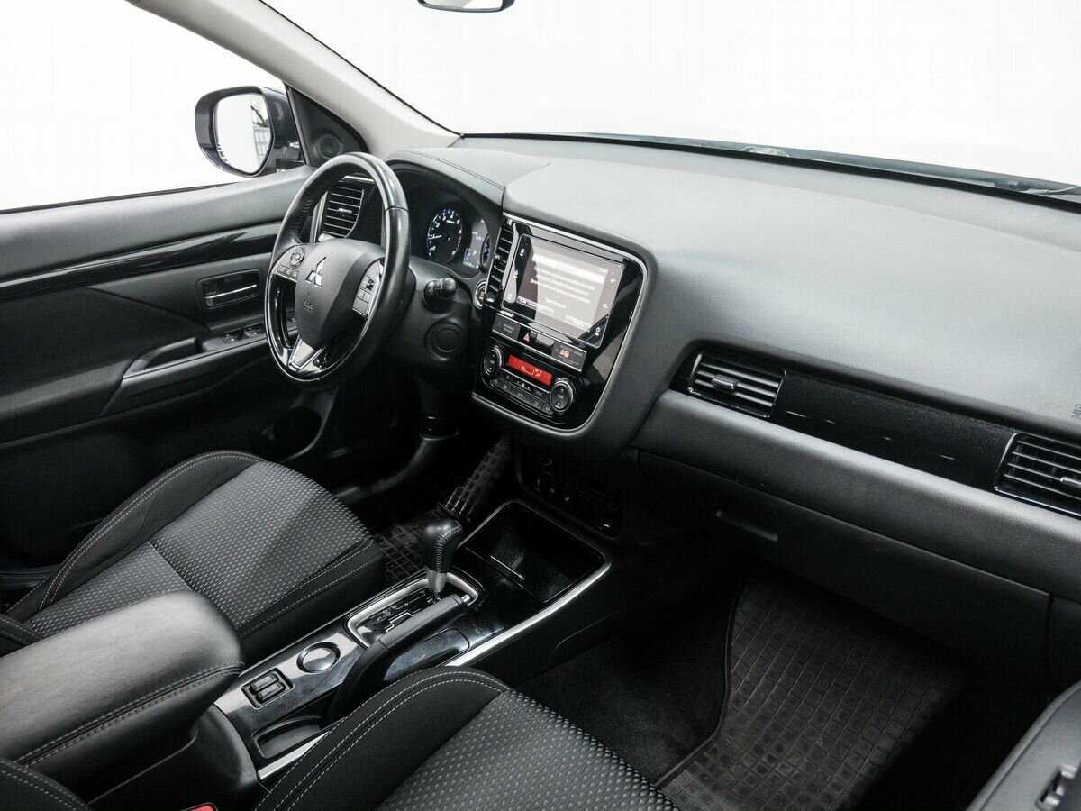 Б/У Митсубиши Оутлэндер 2019 года. Фото: #7