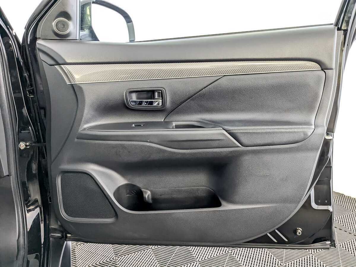 Б/У Митсубиши Оутлэндер 2021 года. Фото: #23