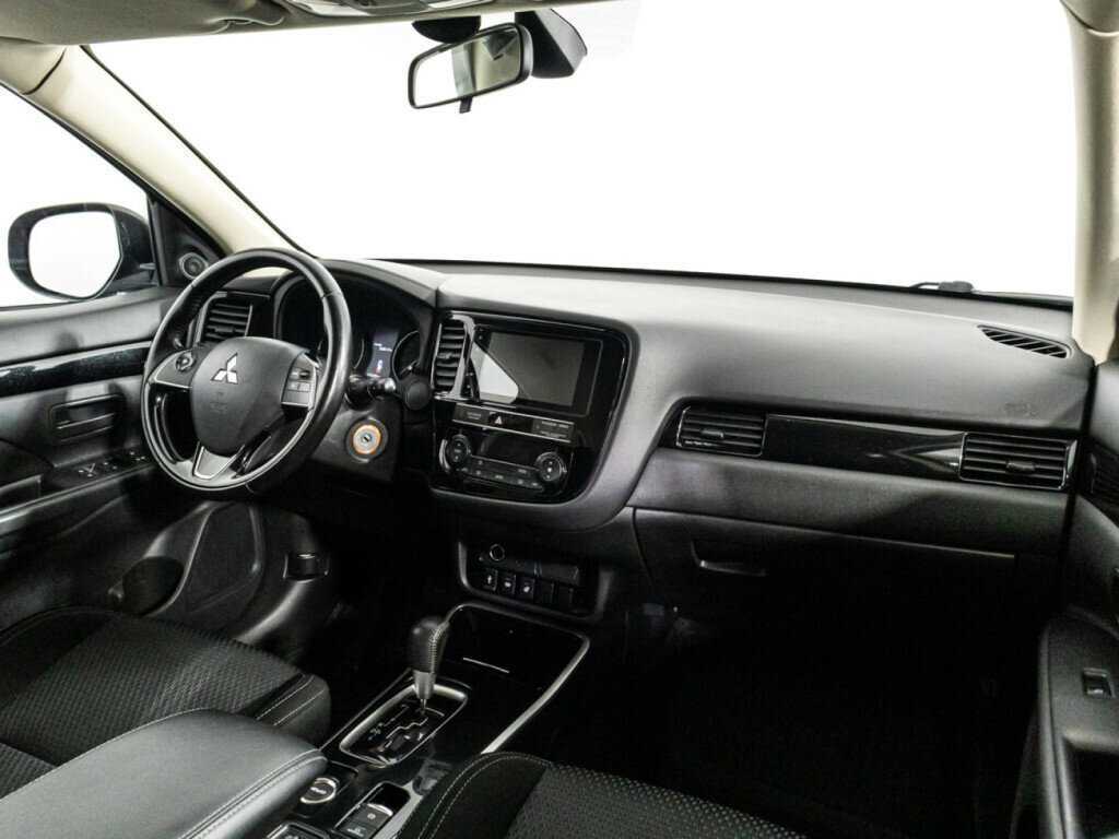 Б/У Митсубиши Оутлэндер 2019 года. Фото: #8