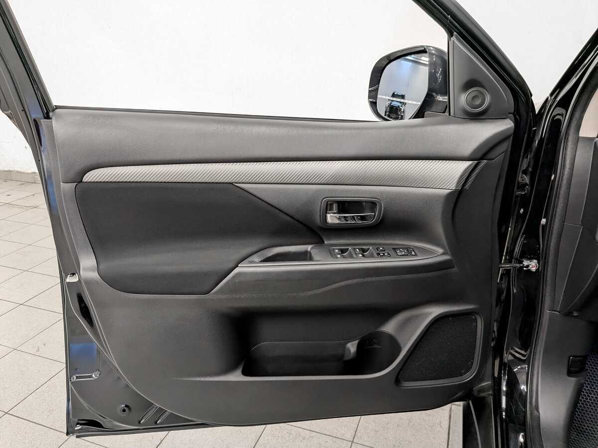 Б/У Митсубиши Оутлэндер 2018 года. Фото: #16