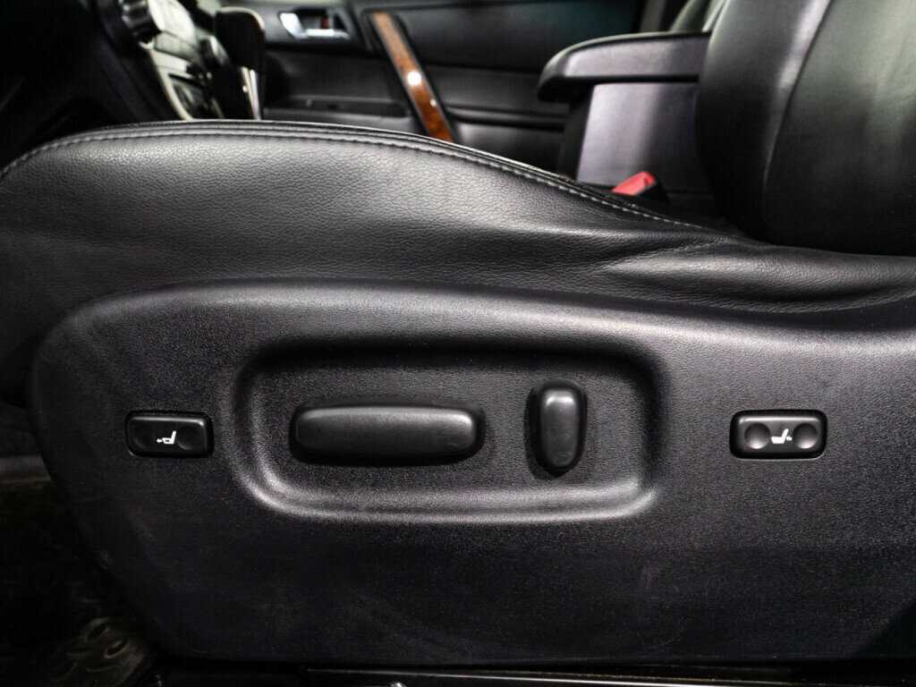 Б/У Тойота Хайлэндер 2012 года. Фото: #15