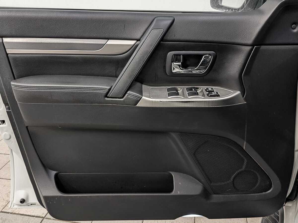 Б/У Митсубиши Паджеро 2015 года. Фото: #18