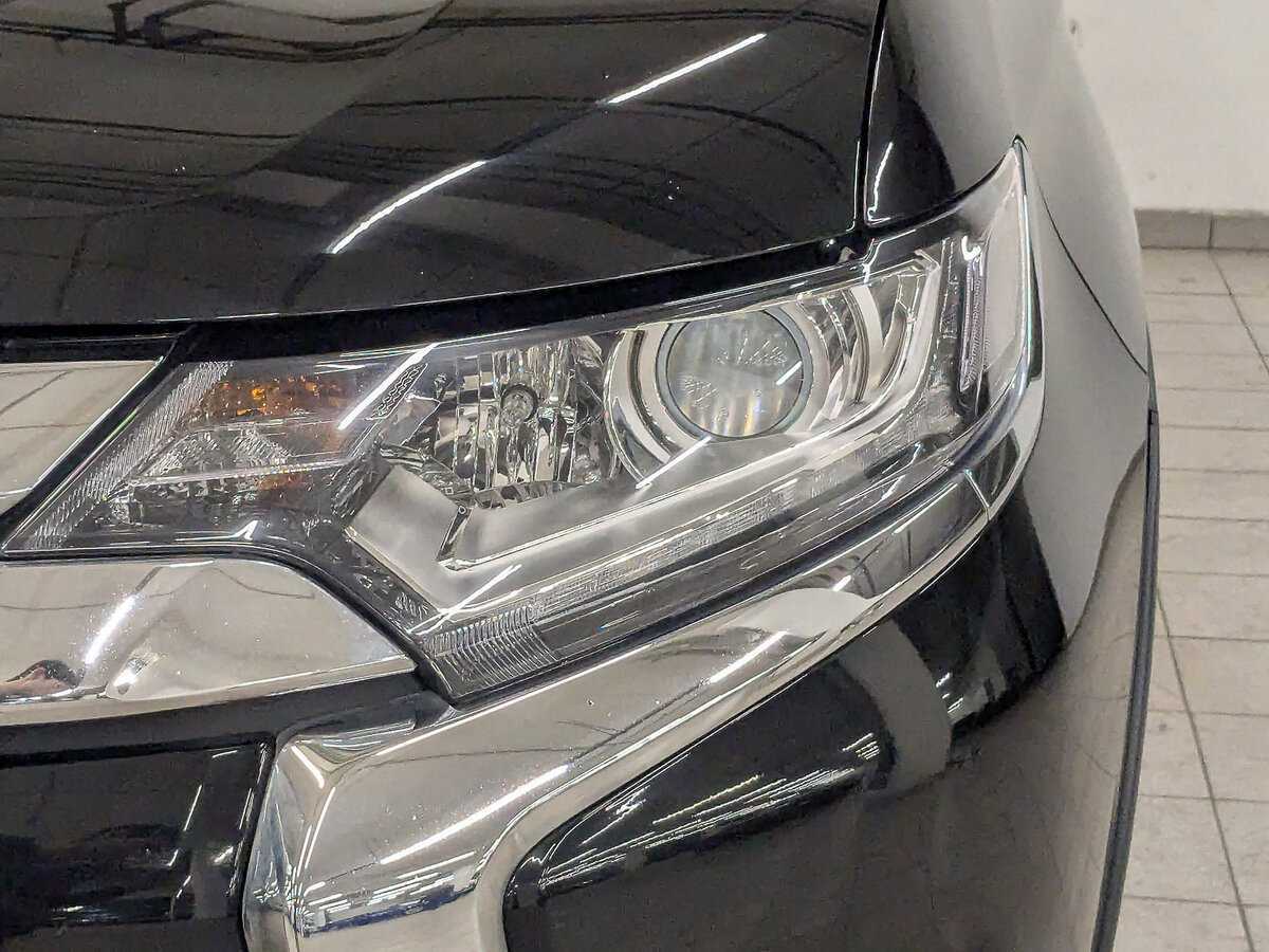 Б/У Митсубиши Оутлэндер 2018 года. Фото: #9