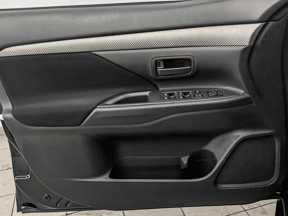 Б/У Митсубиши Оутлэндер 2018 года. Фото: #17