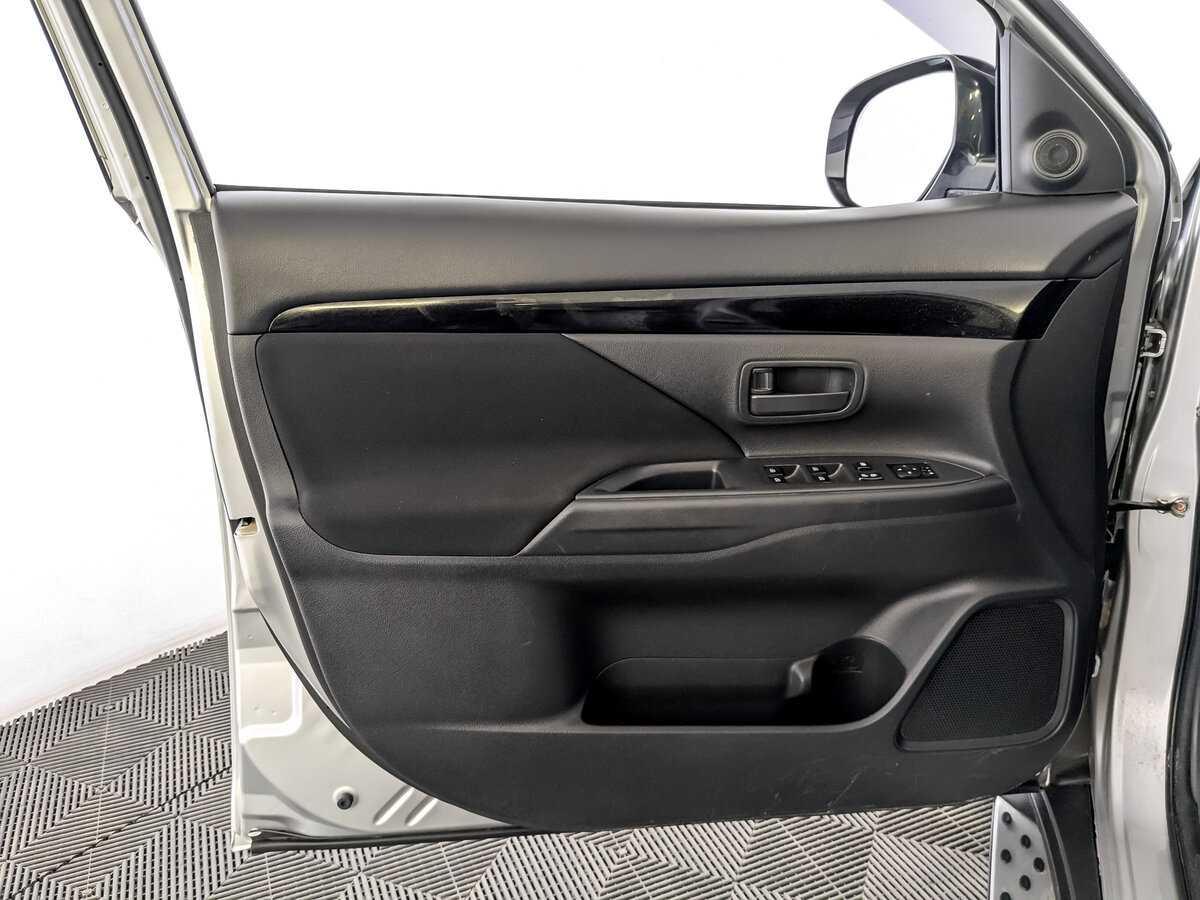 Б/У Митсубиши Оутлэндер 2019 года. Фото: #18