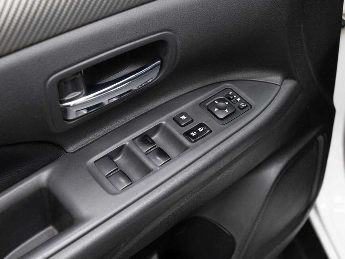 Б/У Митсубиши Оутлэндер 2012 года. Фото: #17