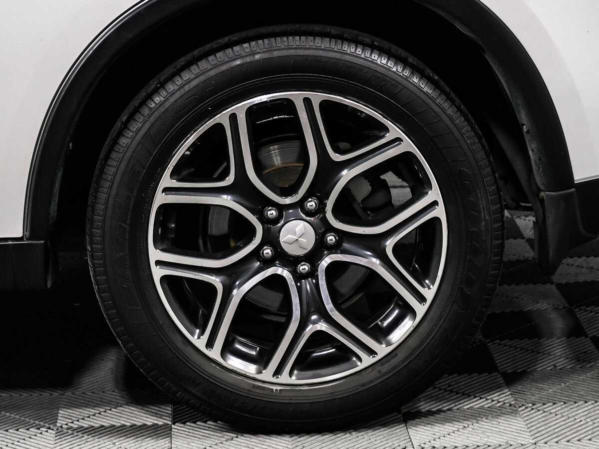 Б/У Митсубиши Оутлэндер 2015 года. Фото: #12