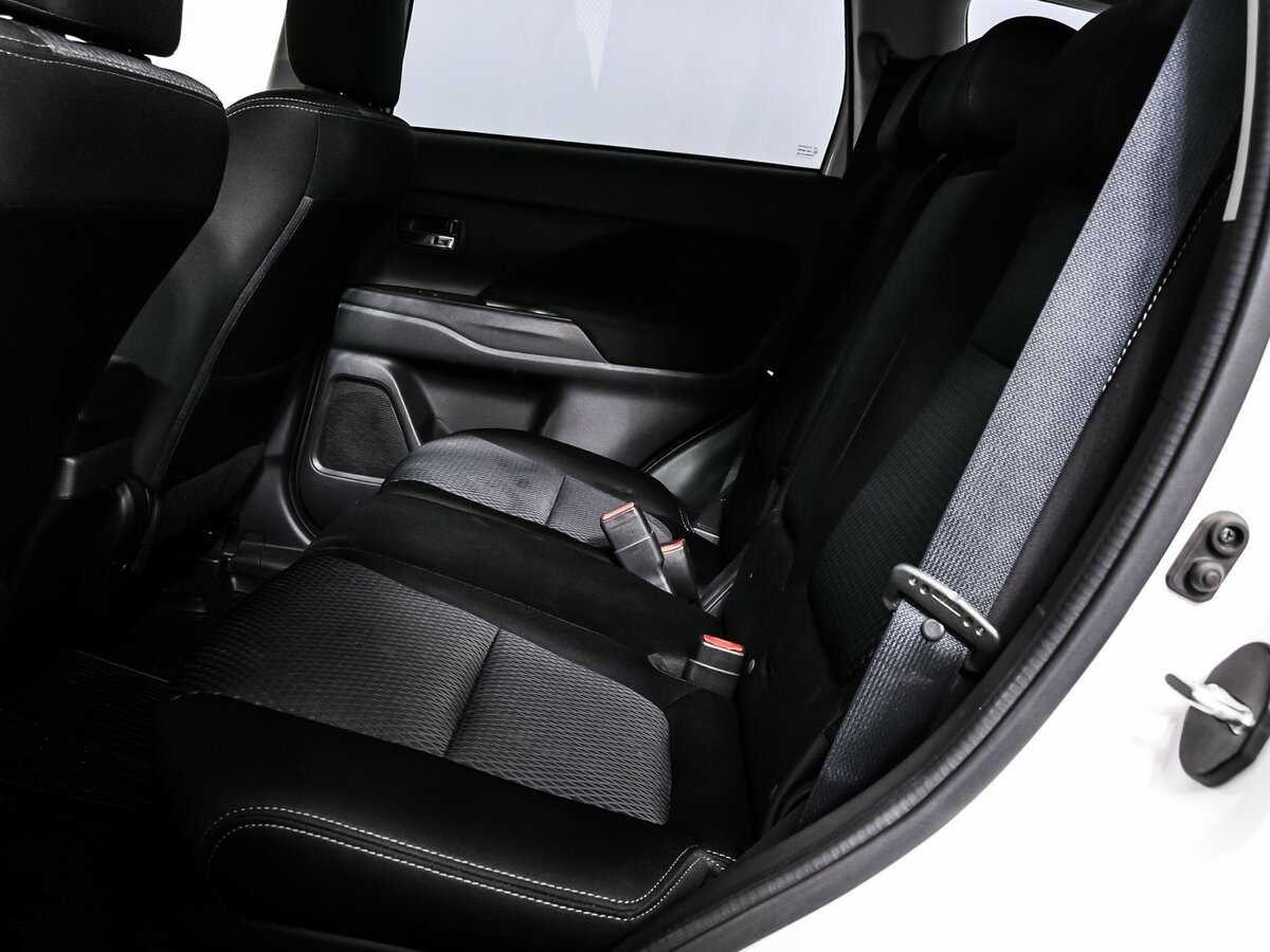 Б/У Митсубиши Оутлэндер 2017 года. Фото: #13