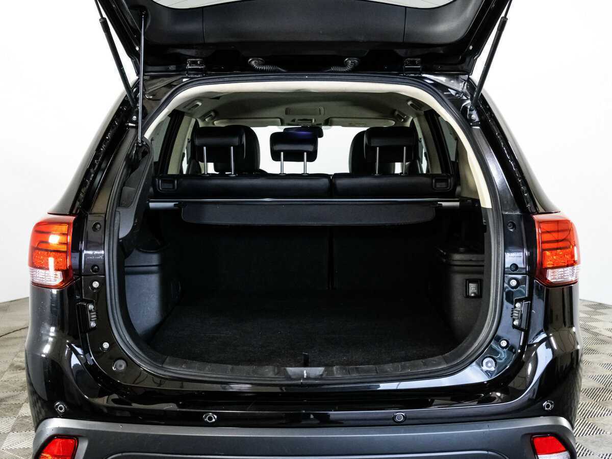 Б/У Митсубиши Оутлэндер 2018 года. Фото: #17