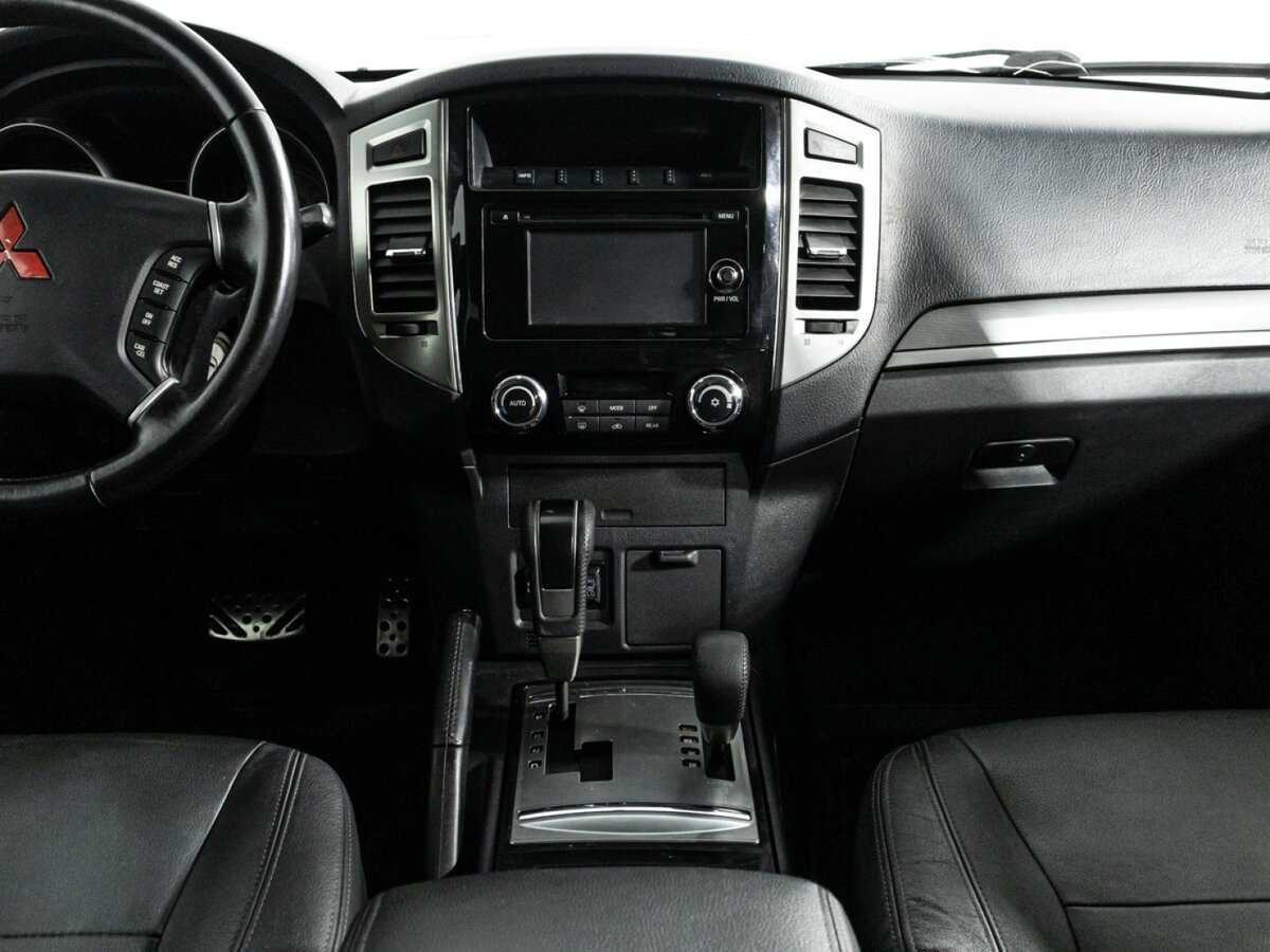 Б/У Митсубиши Паджеро 2015 года. Фото: #11