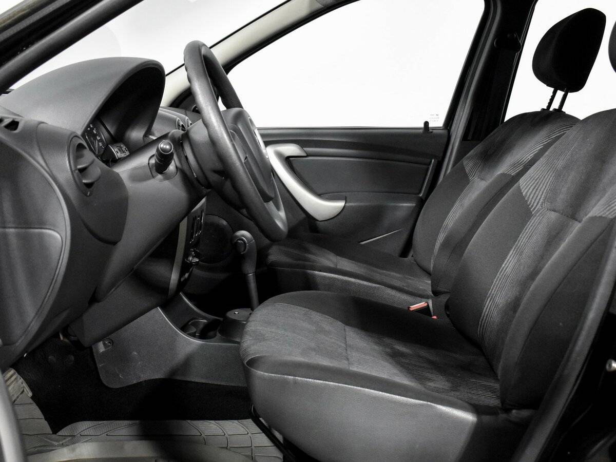 Б/У Рено Логан 2015 года. Фото: #9