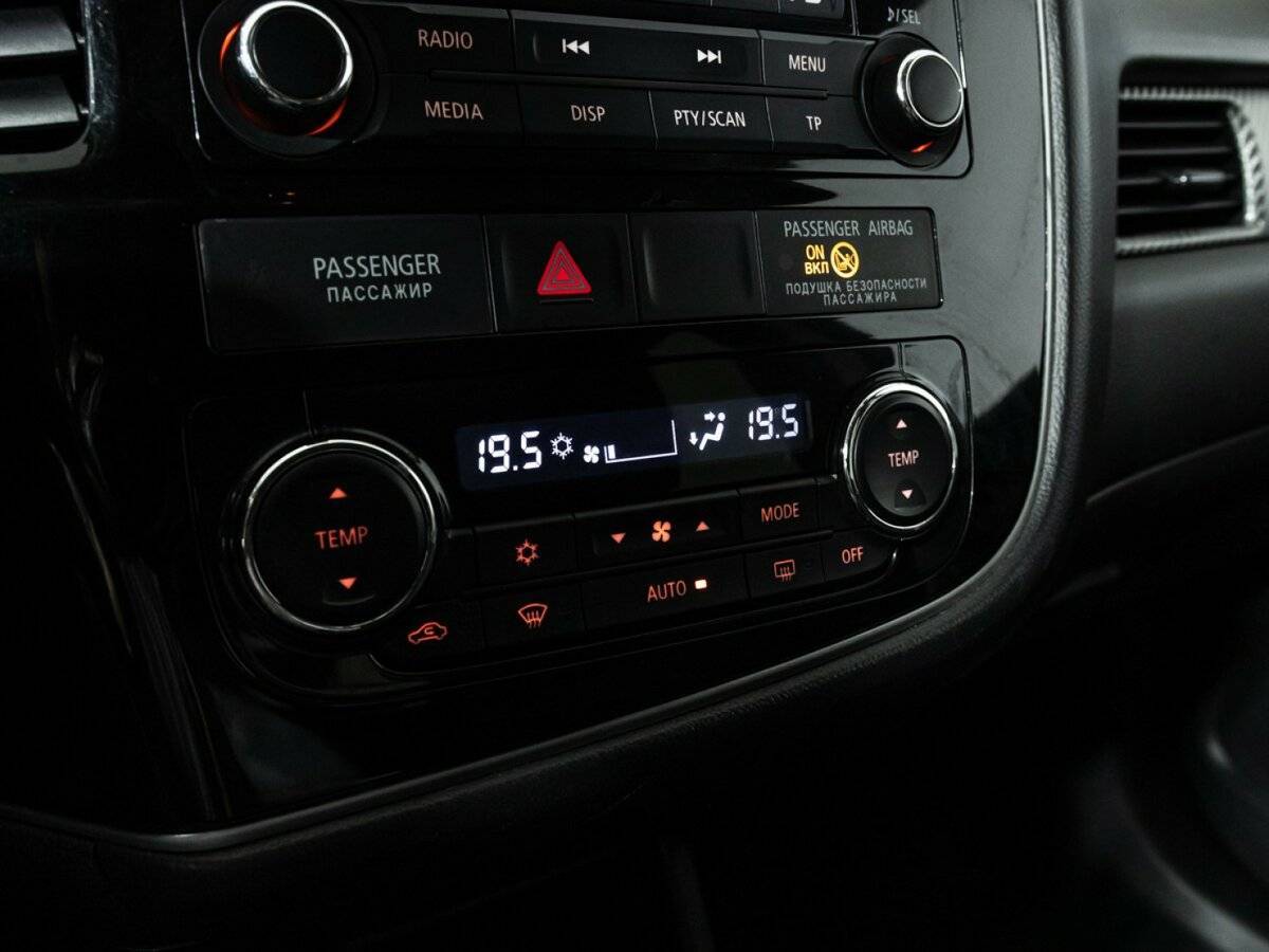 Б/У Митсубиши Оутлэндер 2016 года. Фото: #15