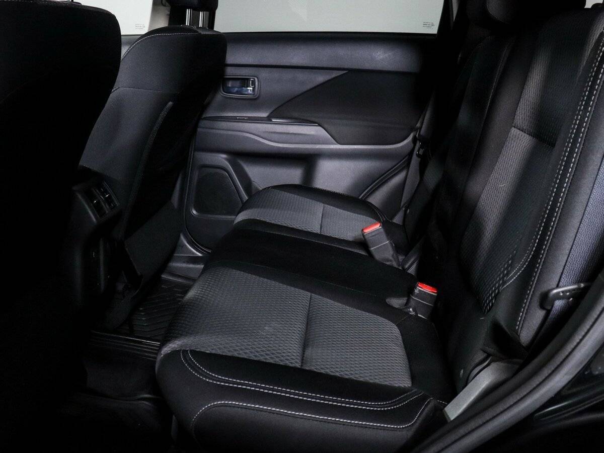 Б/У Митсубиши Оутлэндер 2019 года. Фото: #9