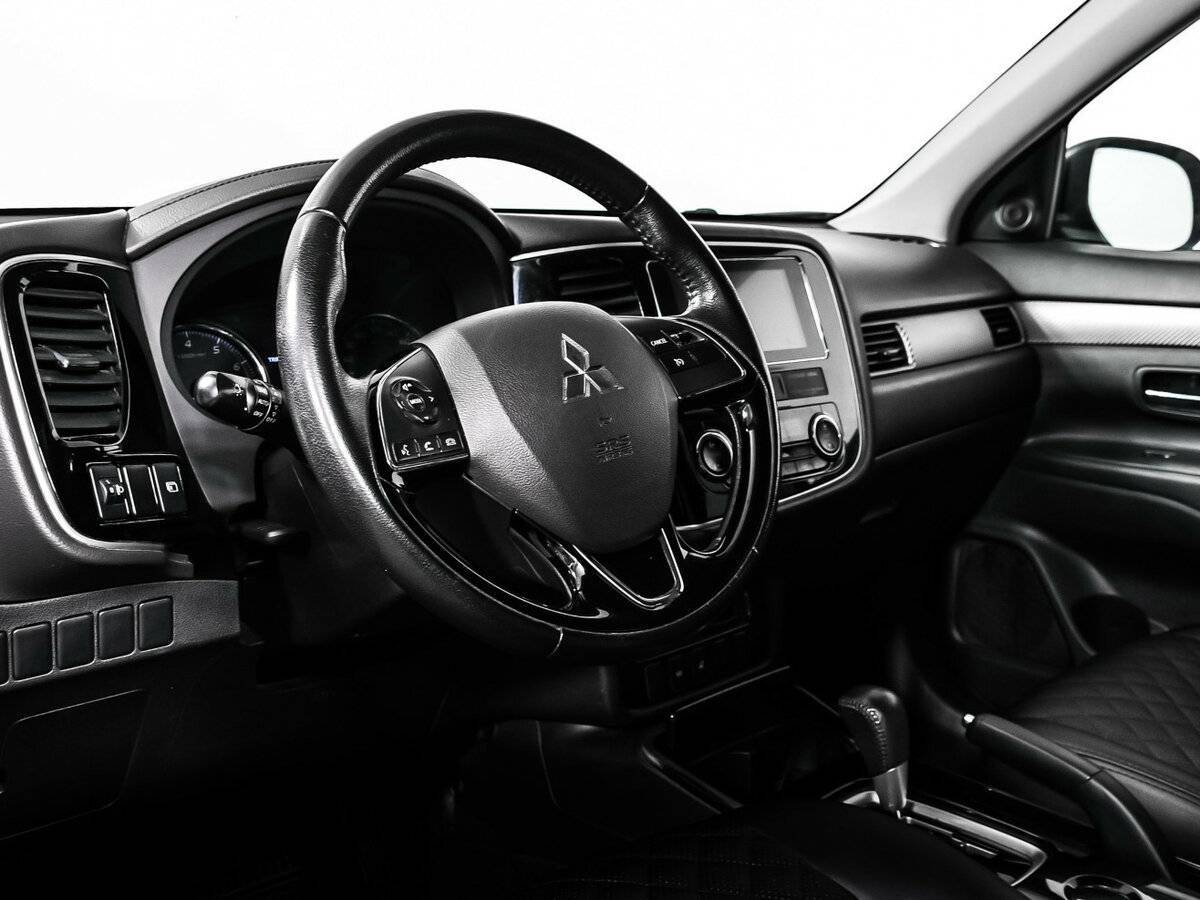 Б/У Митсубиши Оутлэндер 2018 года. Фото: #11