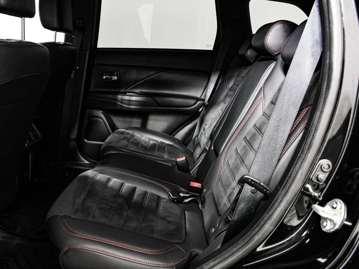 Б/У Митсубиши Оутлэндер 2020 года. Фото: #12