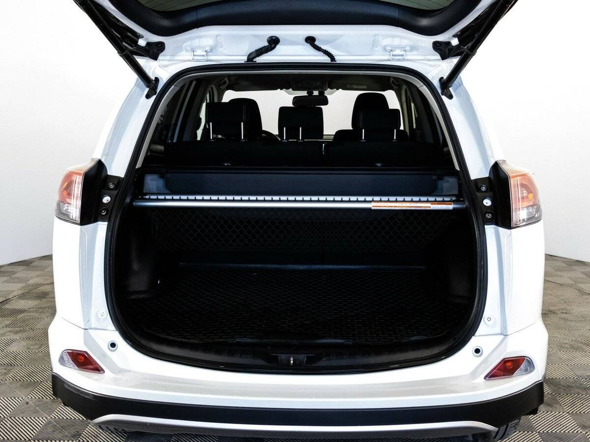 Б/У Тойота Рав4 2018 года. Фото: #18