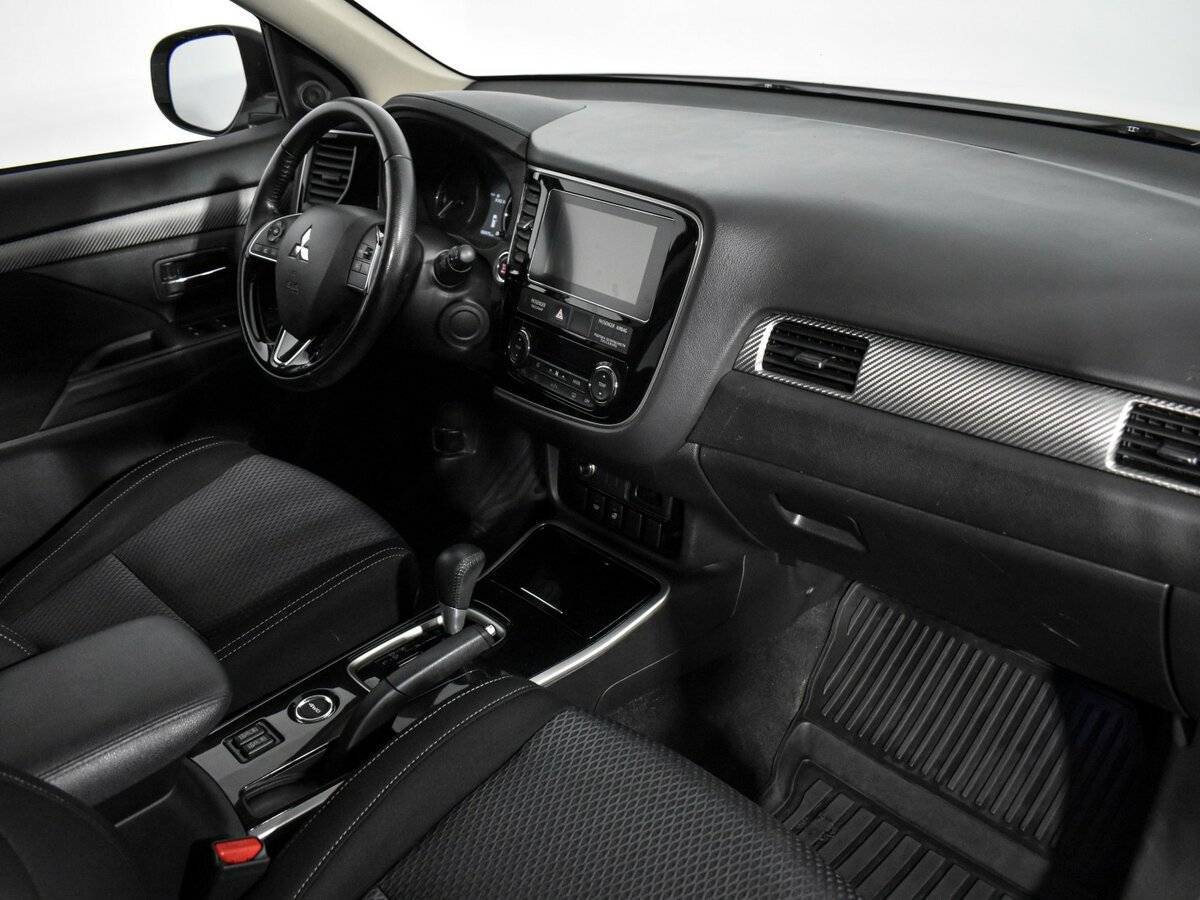 Б/У Митсубиши Оутлэндер 2018 года. Фото: #12