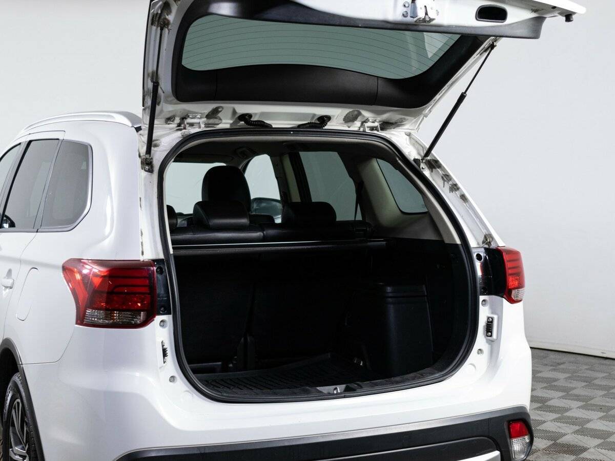 Б/У Митсубиши Оутлэндер 2016 года. Фото: #8