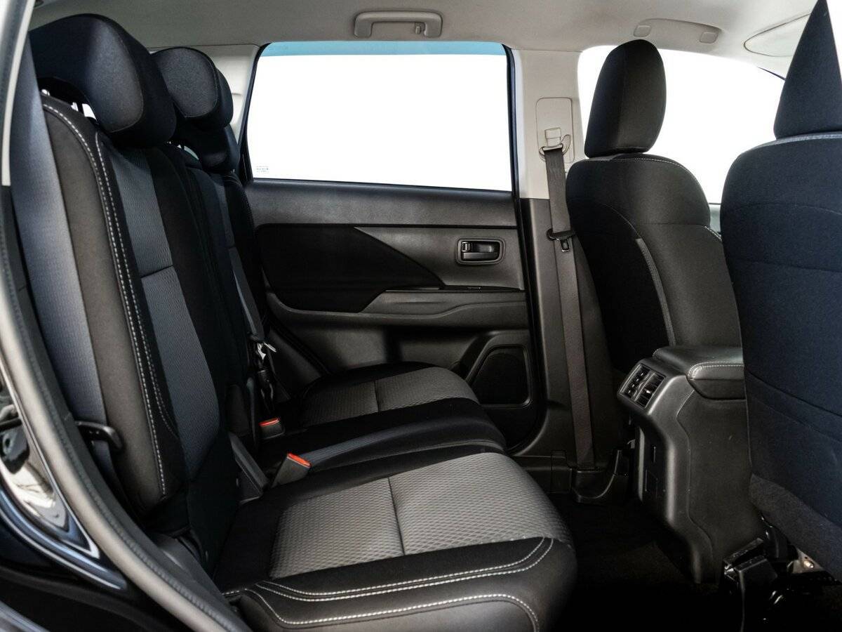 Б/У Митсубиши Оутлэндер 2020 года. Фото: #16