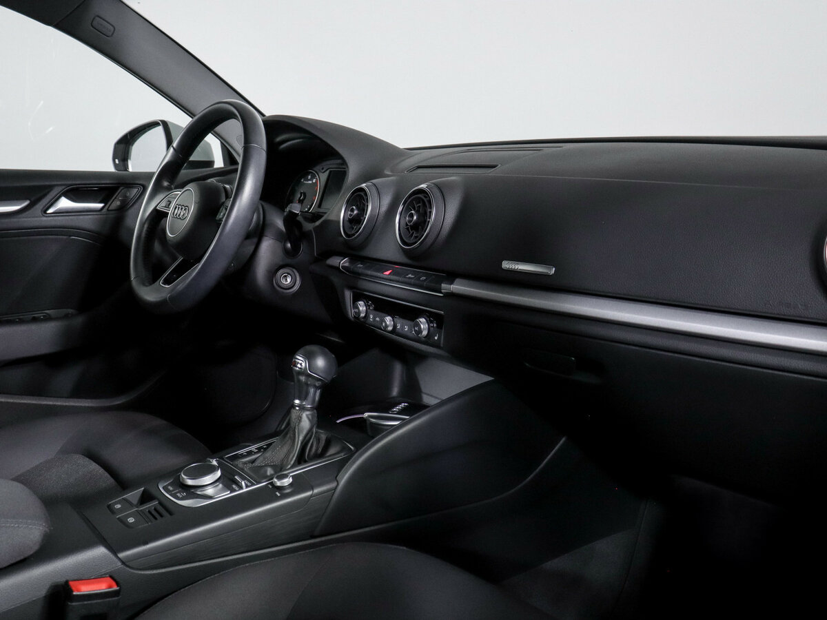 Б/У Ауди А3 2018 года. Фото: #6