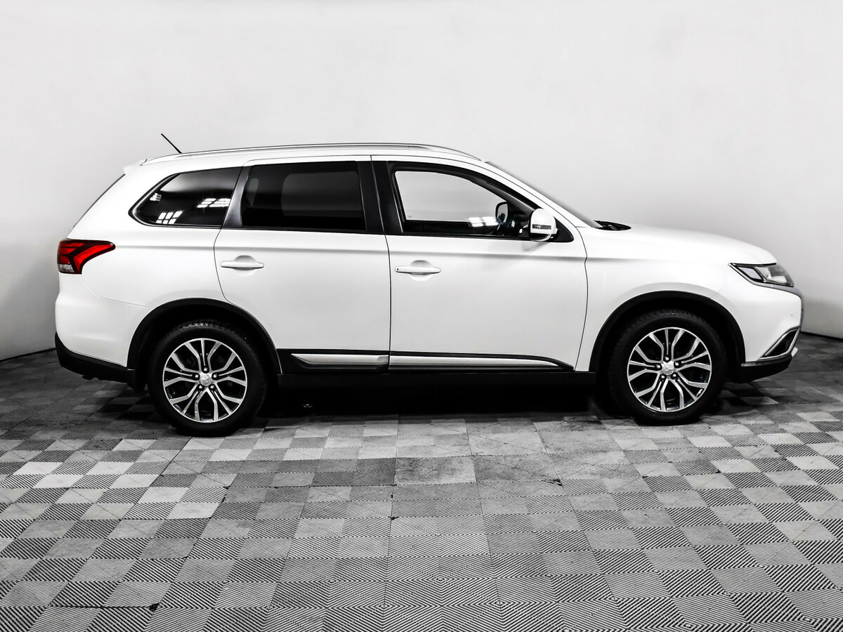 Б/У Митсубиши Оутлэндер 2016 года. Фото: #3