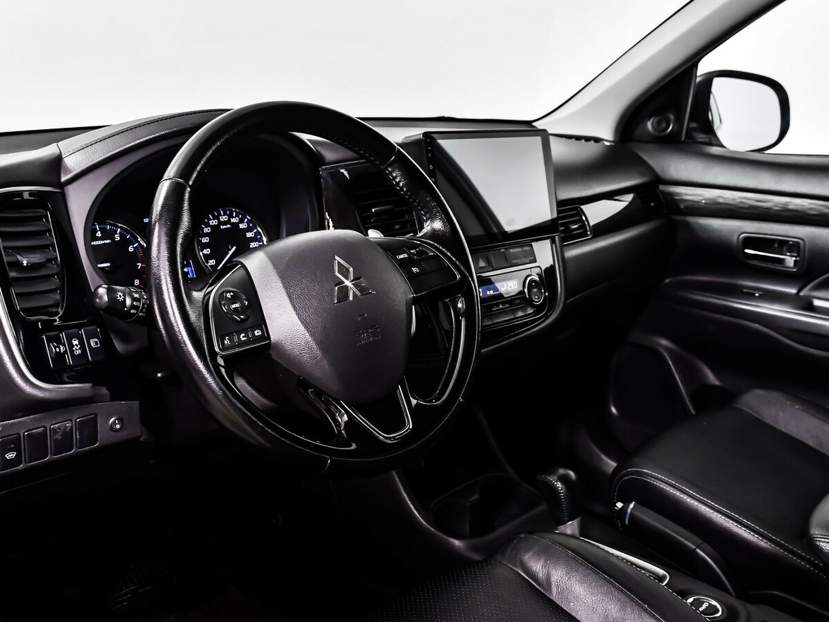 Б/У Митсубиши Оутлэндер 2016 года. Фото: #9