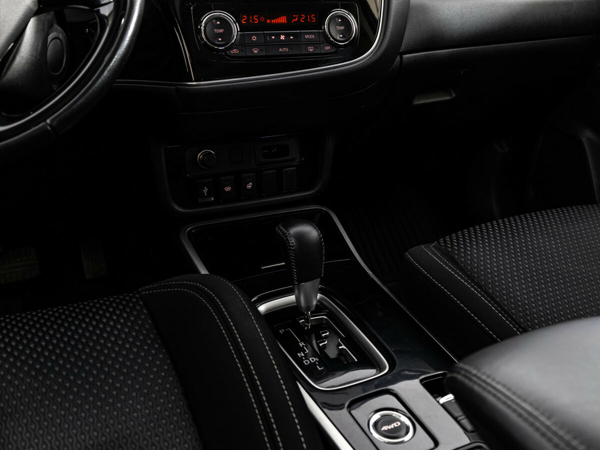 Б/У Митсубиши Оутлэндер 2019 года. Фото: #9