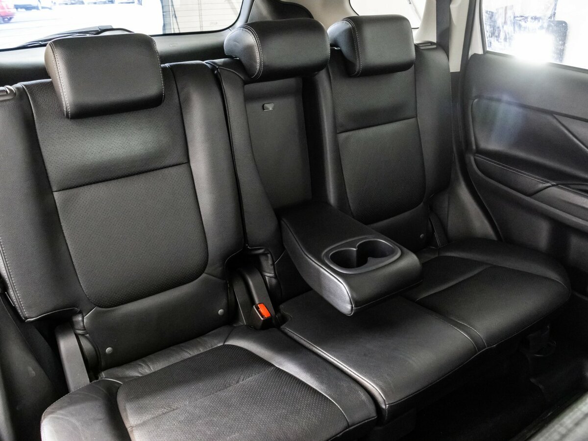 Б/У Митсубиши Оутлэндер 2017 года. Фото: #24