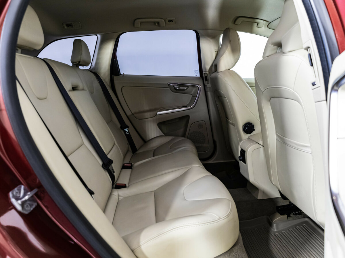 Б/У Вольво ИксЦ60 2014 года. Фото: #13