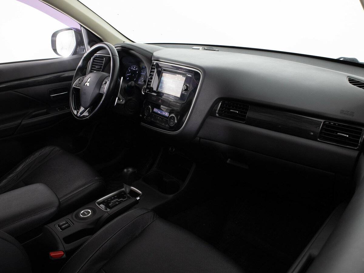 Б/У Митсубиши Оутлэндер 2016 года. Фото: #11