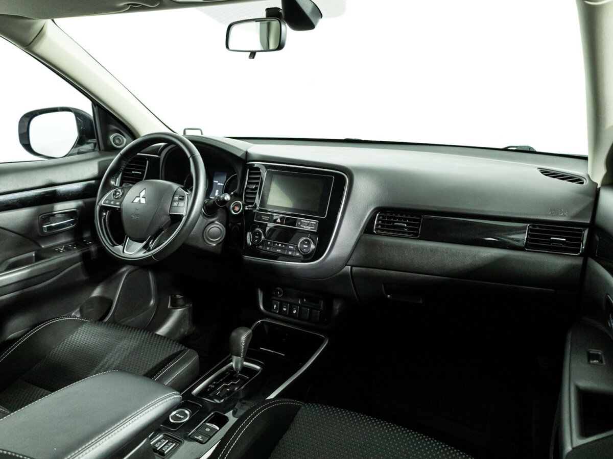 Б/У Митсубиши Оутлэндер 2018 года. Фото: #6