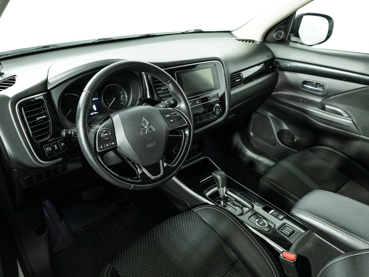 Б/У Митсубиши Оутлэндер 2018 года. Фото: #8